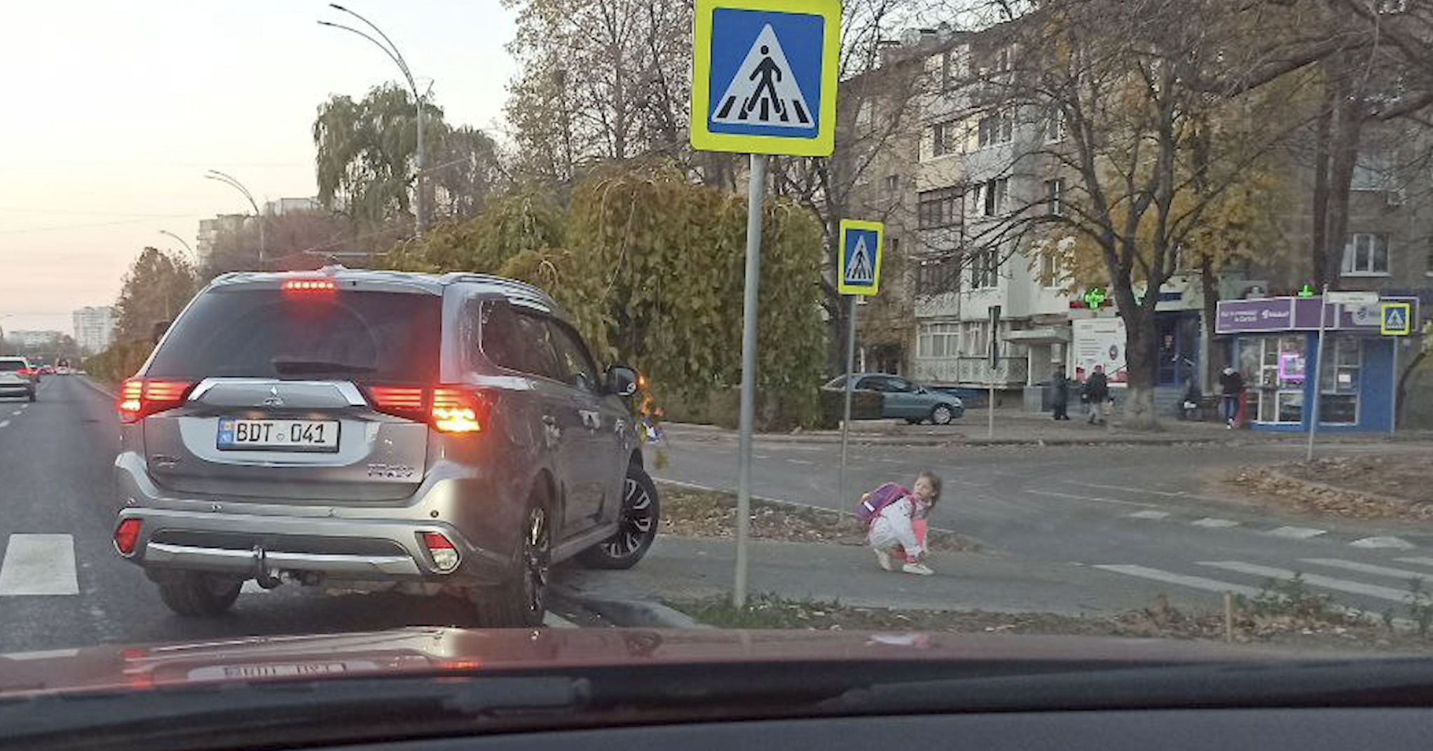 ВИДЕО) Насколько безопасно на пешеходном переходе?: в Кишиневе едва не  сбили ребенка - RUPOR