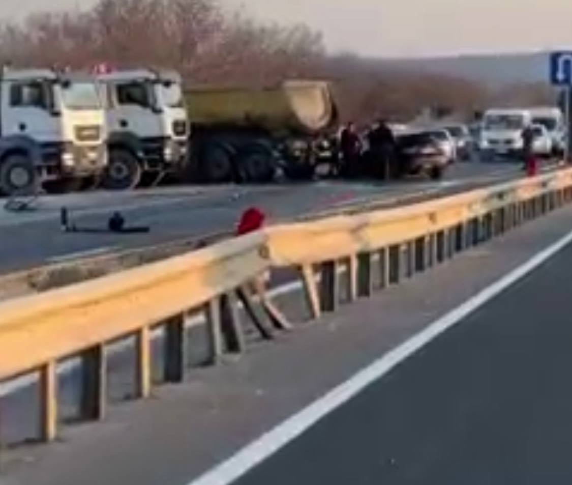 ВИДЕО) Угодил под колеса грузовика: помощь спасателей потребовалась при  аварии в Пересечина - RUPOR