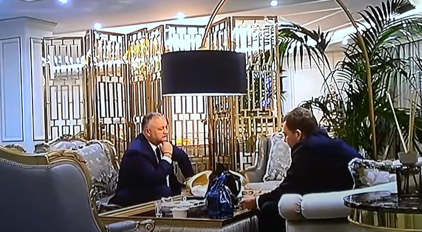 Игорь Додон получает пакет от Влада Плахотнюка