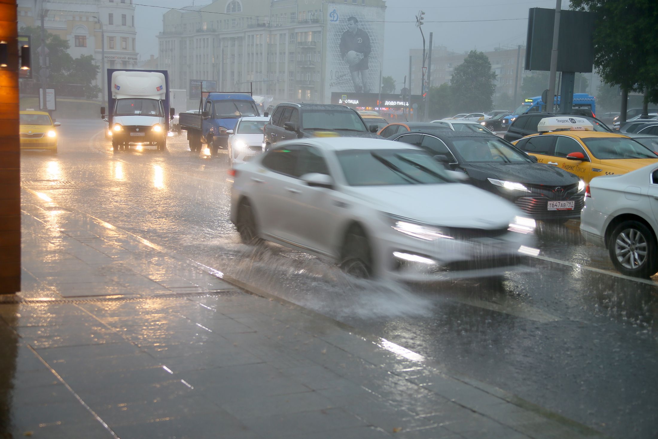 ВИДЕО) Дороги превратились в реки: Москва 