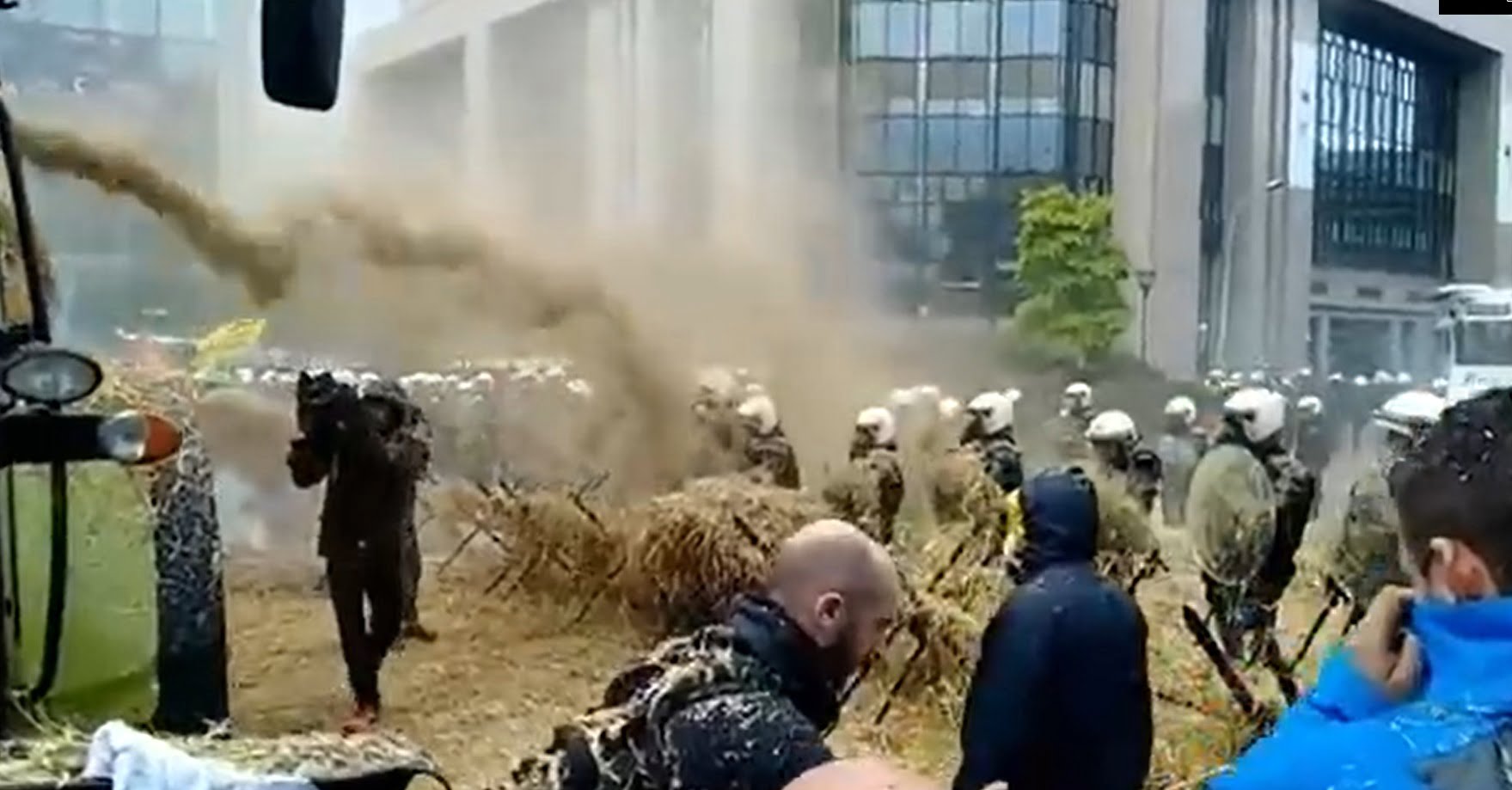 ВИДЕО) Забросали полицию навозом и сеном: Протесты фермеров в Нидерландах -  RUPOR