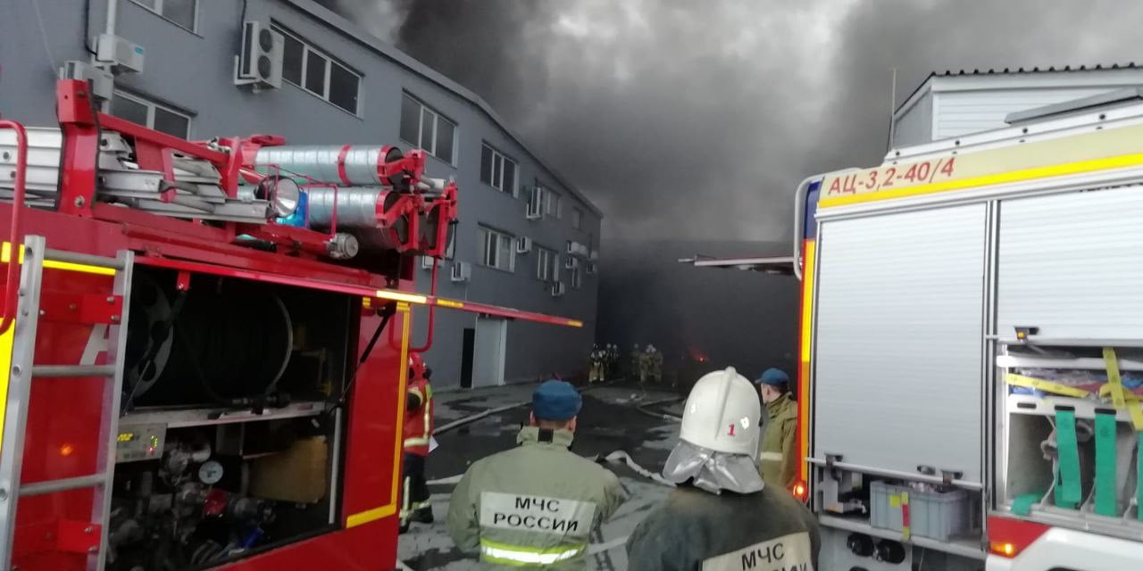 ВИДЕО) Крупный пожар в Екатеринбурге: горит склад с полимерами и мебелью -  RUPOR