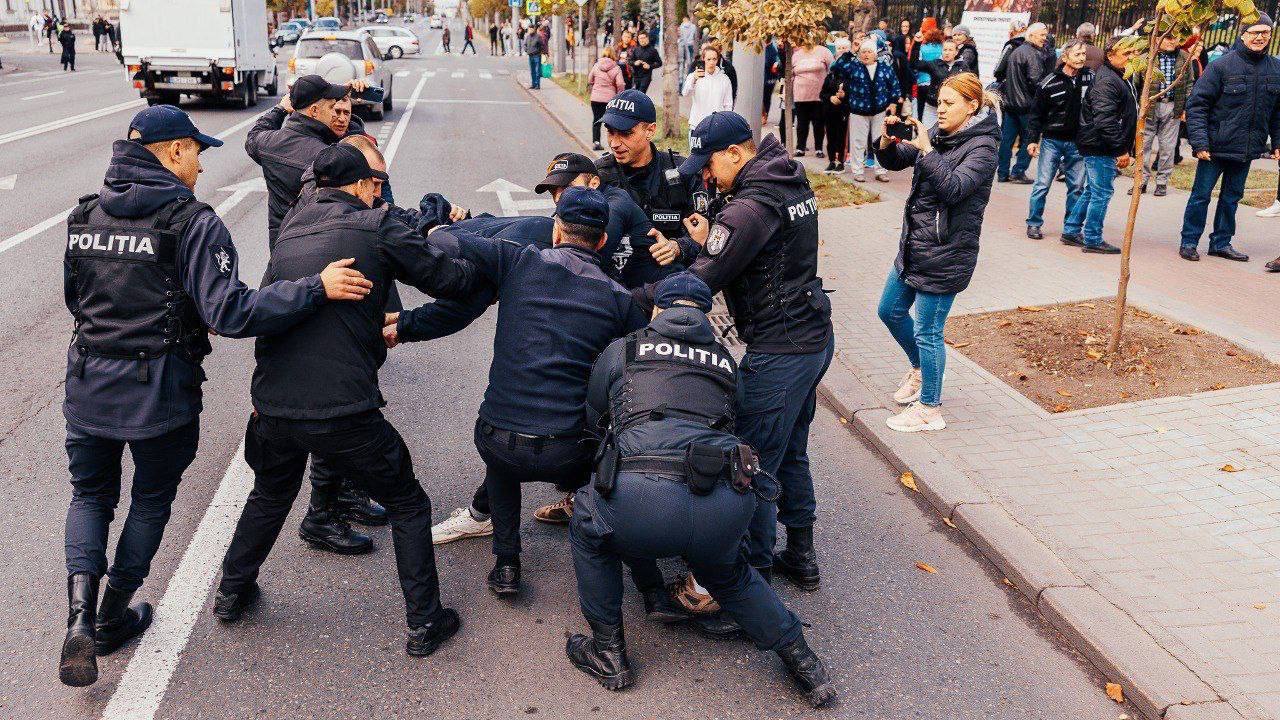 ВИДЕО) Свободу задержанным: у полицейского участка на Буюканах прошла акция  протеста - RUPOR