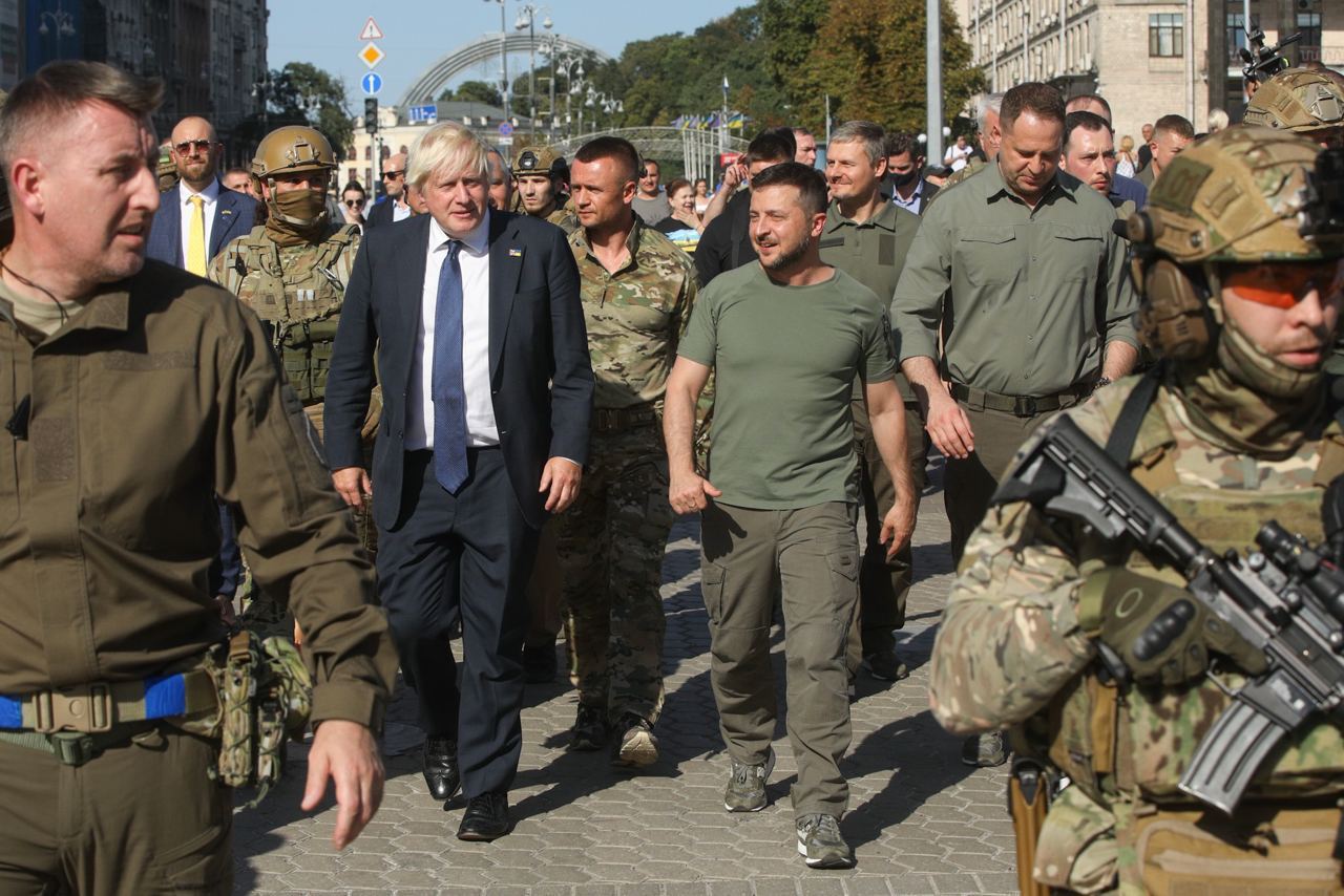 ВИДЕО) Не смог пройти мимо: Премьер Великобритании лично приехал в Киев в  День независимости Украины - RUPOR