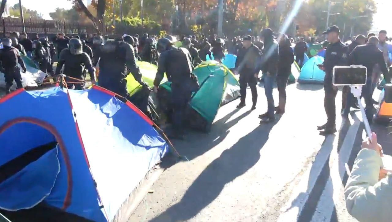 ВИДЕО) С опозданием, но вмешались: полиция разогнала протестующих,  установивших палатки на проезжей части - RUPOR