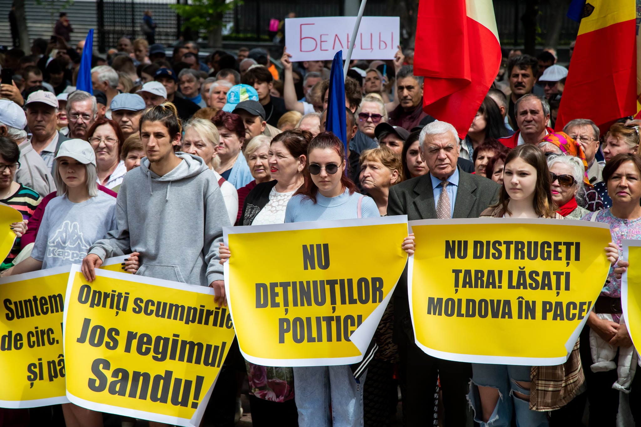 ВИДЕО) Едва не подрались: с митинга в поддержку Додона с криками  