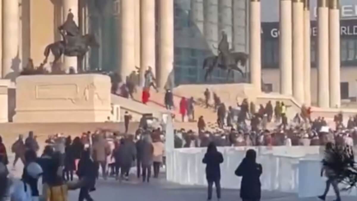 ВИДЕО) Штурмовали здание правительства: в Монголии не утихают протесты  из-за кражи угля чиновниками - RUPOR