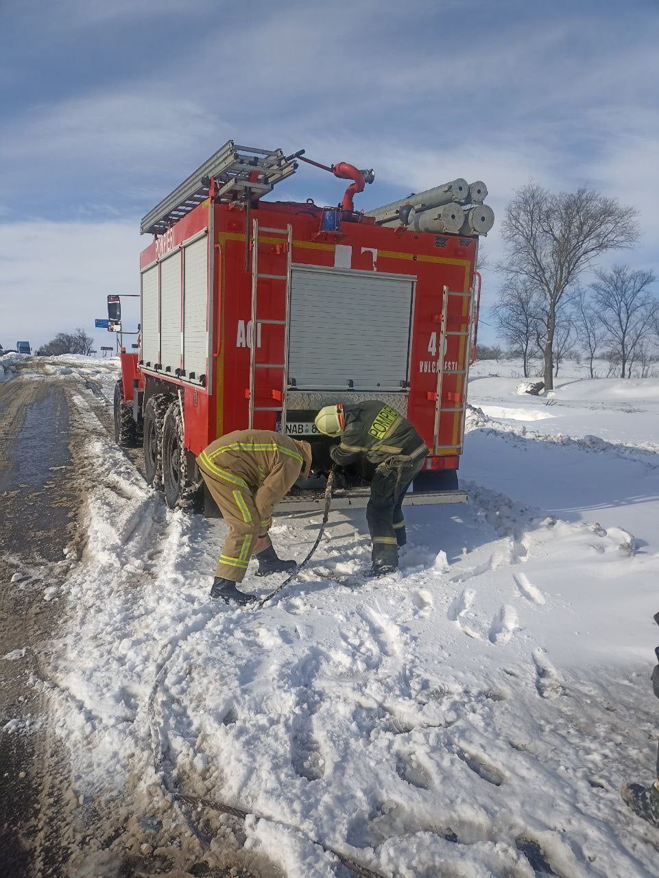 ФОТО/ВИДЕО) В снежном плену: сотрудники ГИЧС продолжают работы на дорогах в  южных районах страны - RUPOR