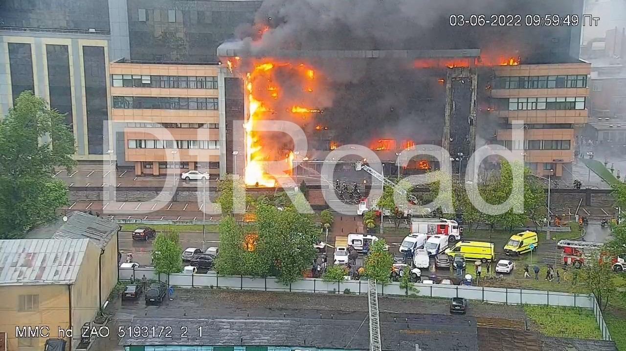 ВИДЕО) В Москве горит бизнес-центр: на месте глава МЧС и порядка 200  пожарных - RUPOR