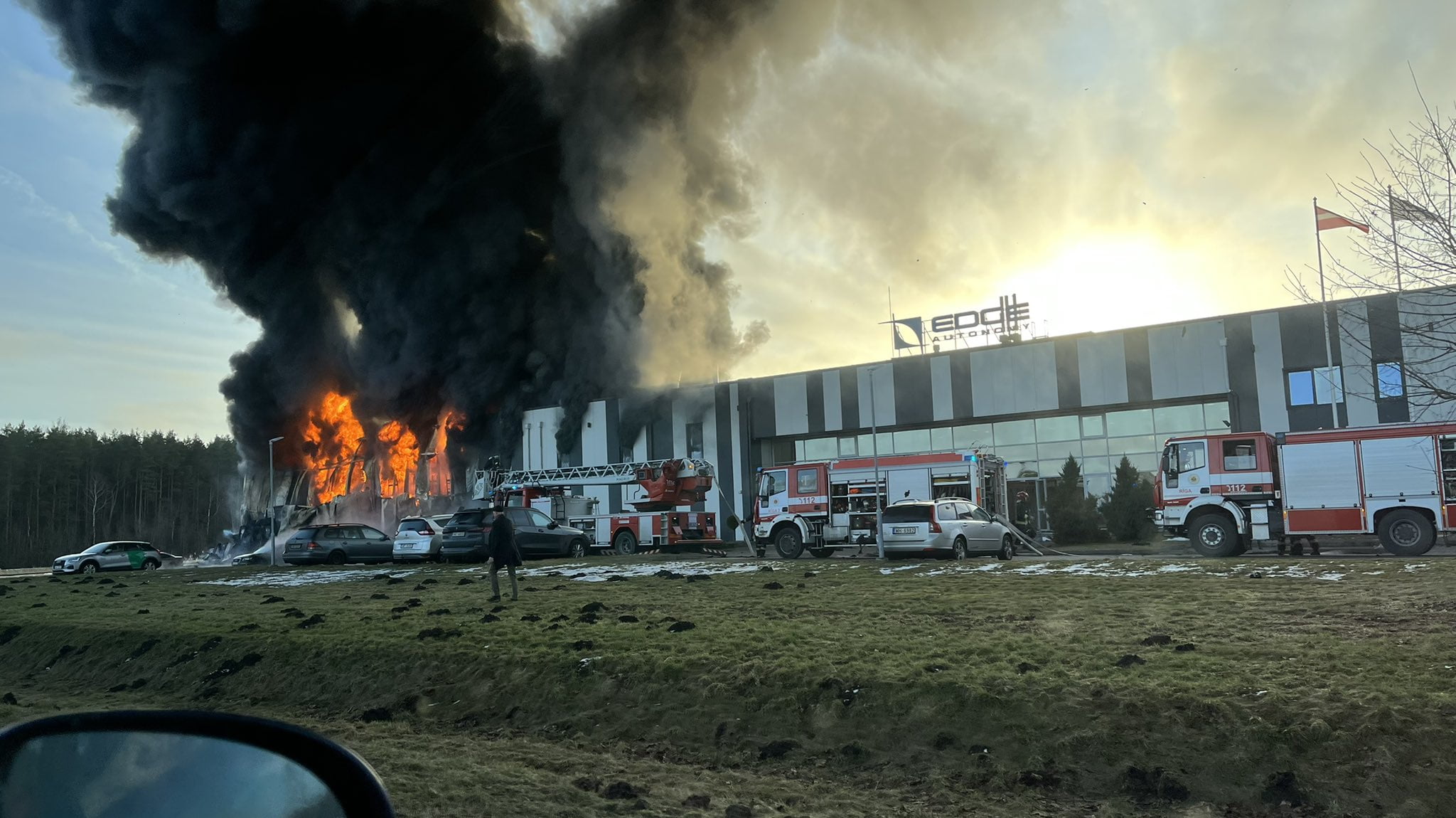 ВИДЕО) В Латвии горит завод, выпускающий беспилотники - RUPOR