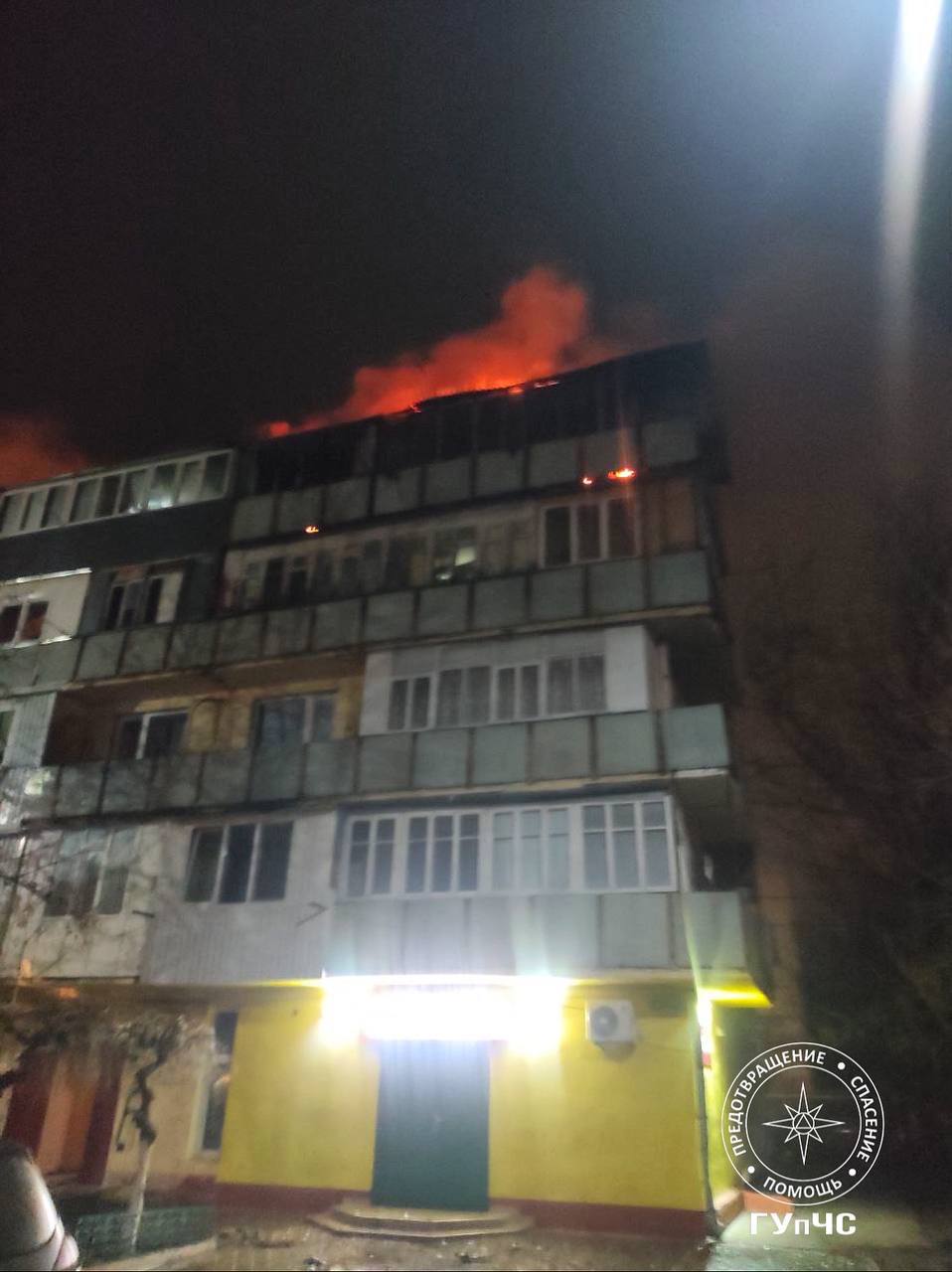 ФОТО/ВИДЕО) Курил и выпивал в помещении: в многоквартирном доме в Тирасполе  сгорели комната и два балкона - RUPOR