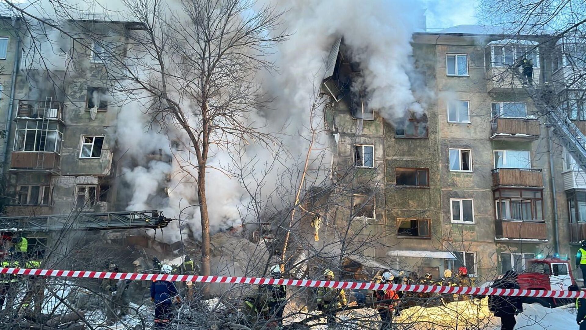 ВИДЕО) Взрыв бытового газа в жилом доме в Новосибирске: есть жертвы - RUPOR