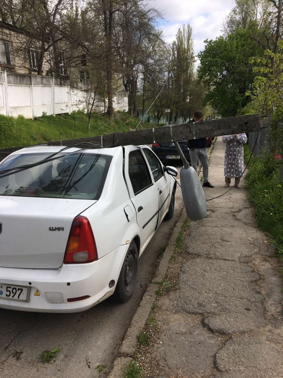 ФОТО) Недоброе утро: в столице столб ЛЭП упал на припаркованную на обочине  машину - RUPOR