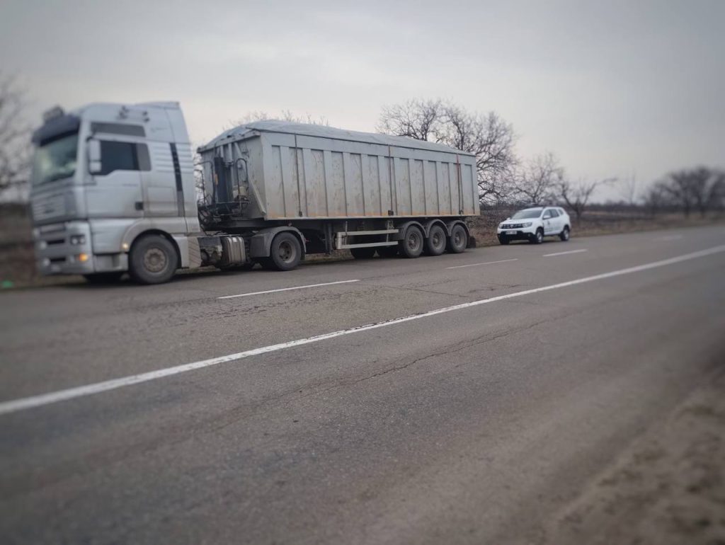 Пытался провезти дрова в обход внутреннего таможенного поста