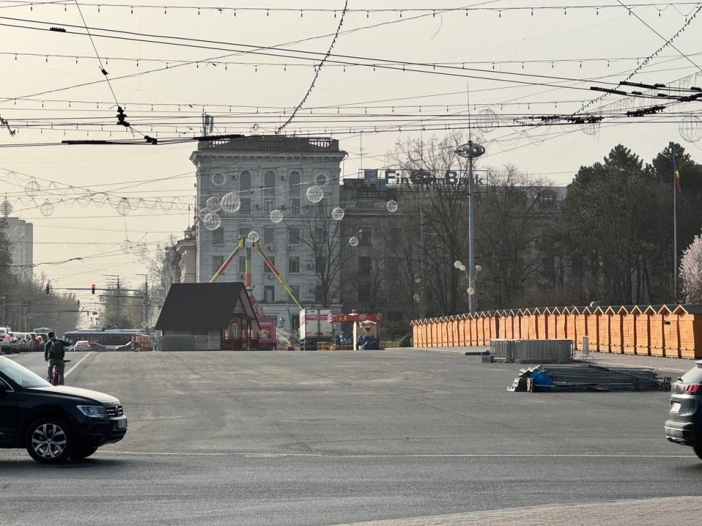 ФОТО) Прикрыли балаган: с центральной площади столицы убрали карусели -  RUPOR