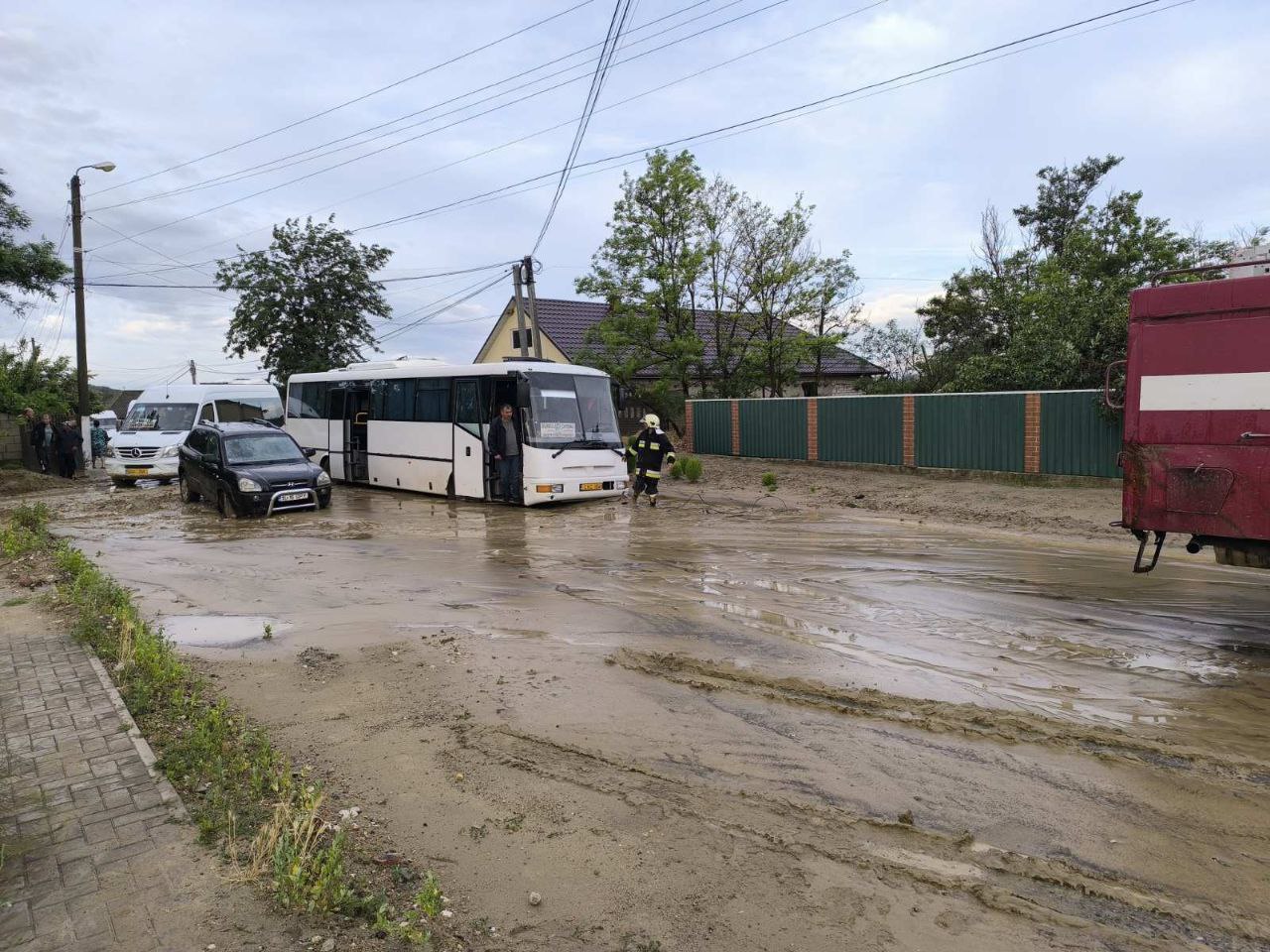 ФОТО)Затопленные дворы и застрявший автобус: непогода на юге - RUPOR