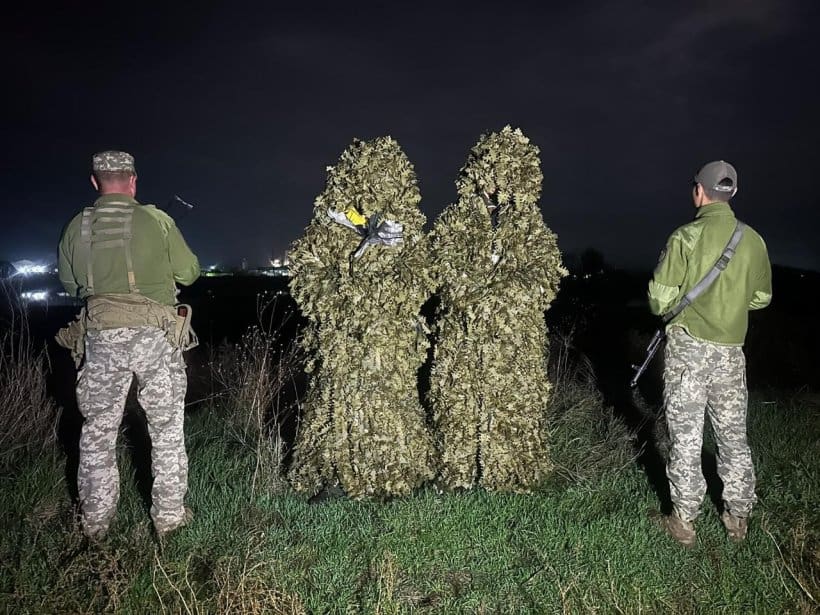 На границе с Молдовой поймали двух военнообязанных украинцев: в маскировочных костюмах типа «кикимора»
