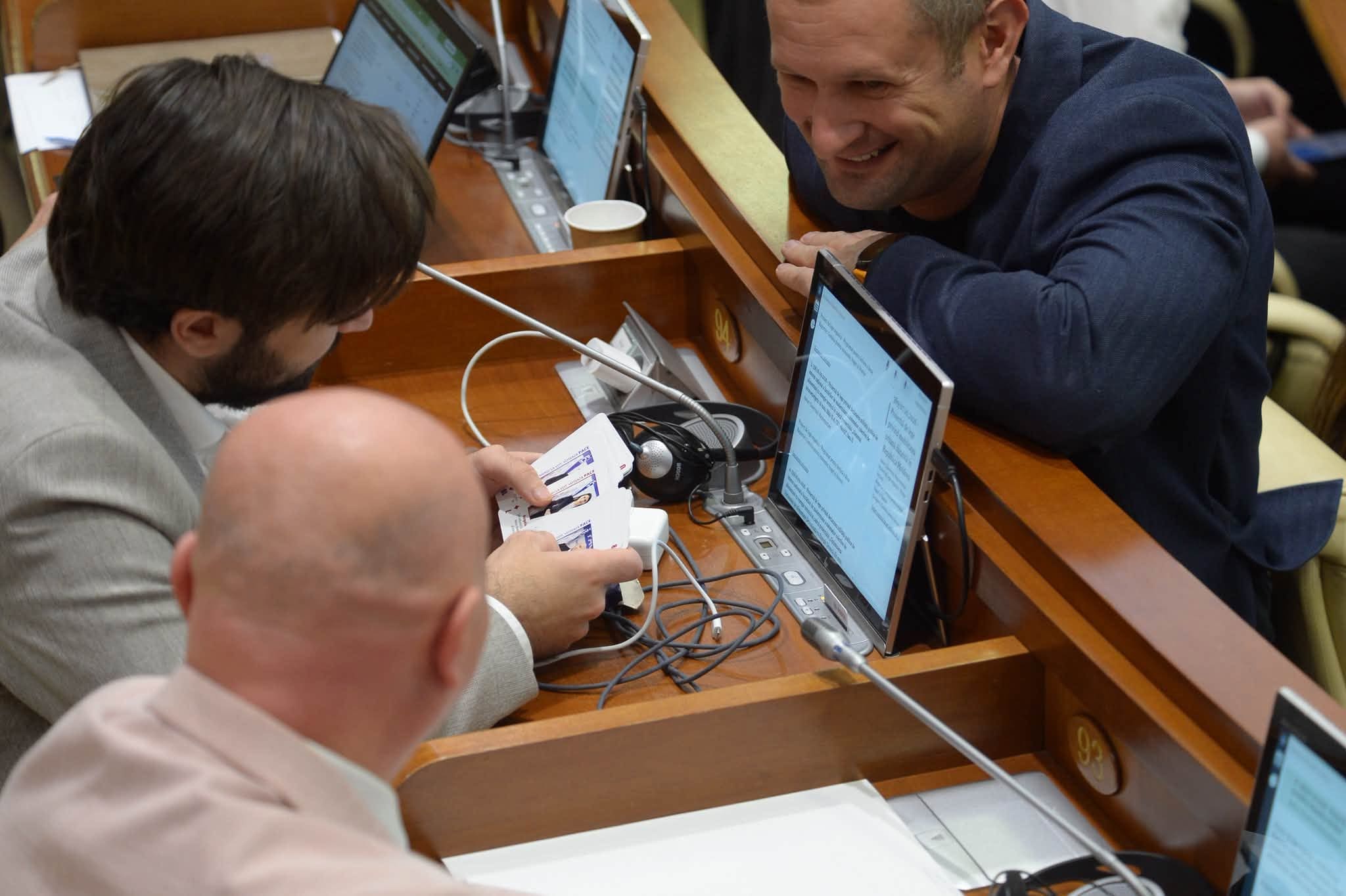 (ФОТО/ВИДЕО) Карты вместо работы? Чем занимаются депутаты PAS на заседании парламента