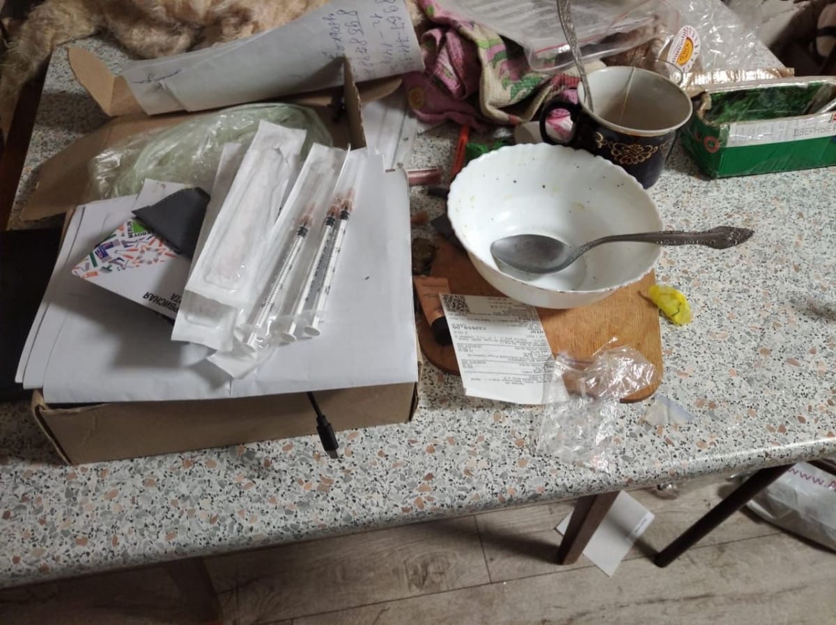 (ВИДЕО) На Рышкановке полиция накрыла наркопритон в квартире 47-летней женщины