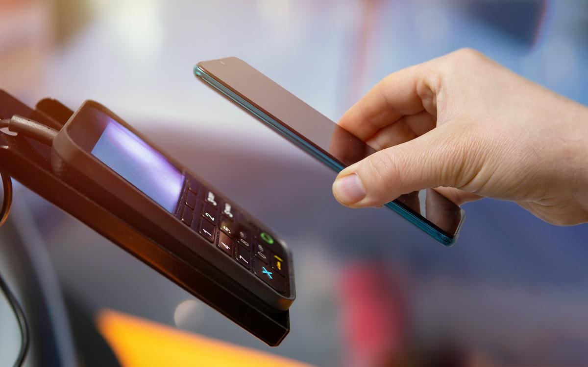 Граждане Молдовы оплатили со смартфона покупки и услуги на 53 млрд леев за три месяца