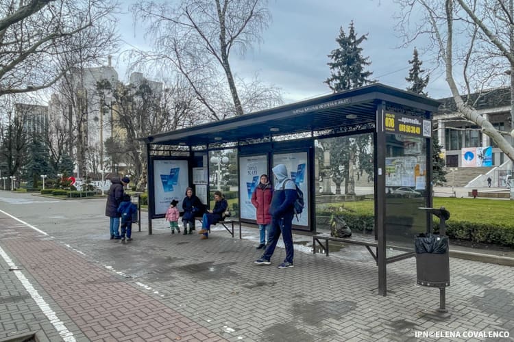 Новые законы о транспорте в Молдове: остановки рядом со школами, частые автобусы и платные парковки