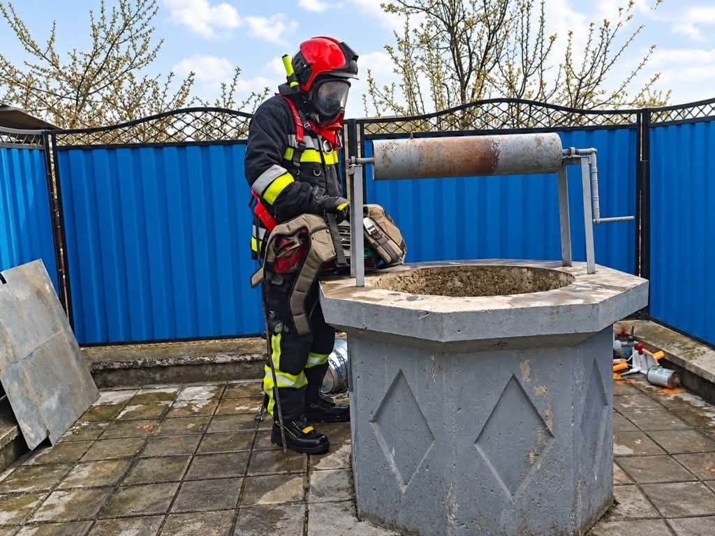 В Цынцаренах мужчина упал в колодец глубиной около 15 метров при замене насоса