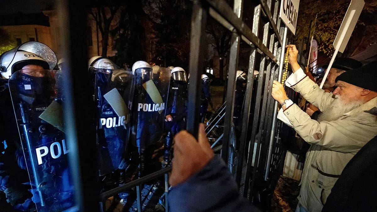 В Варшаве продолжаются протесты и столкновения с полицией: что случилось