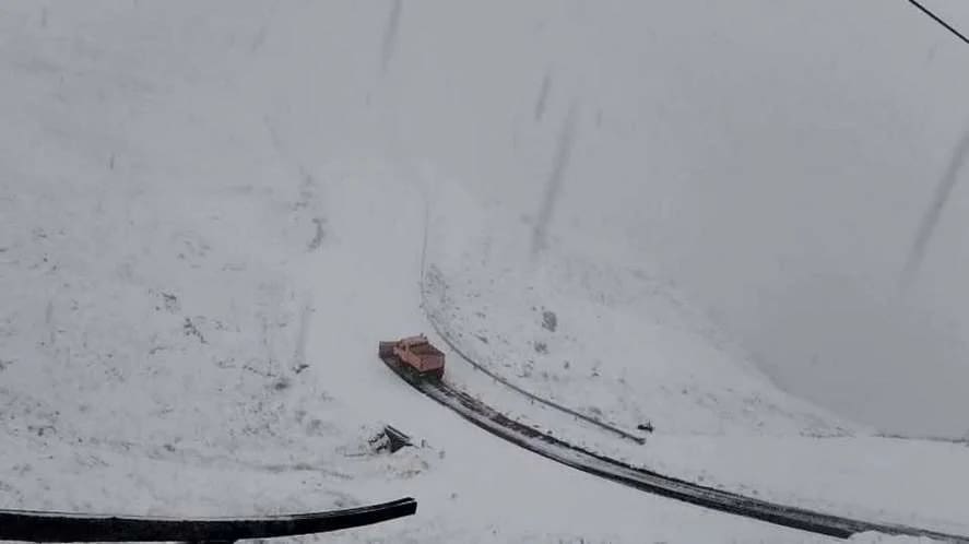 Движение по шоссе Трансфэгарашан перекрыто: дорогу засыпало снегом