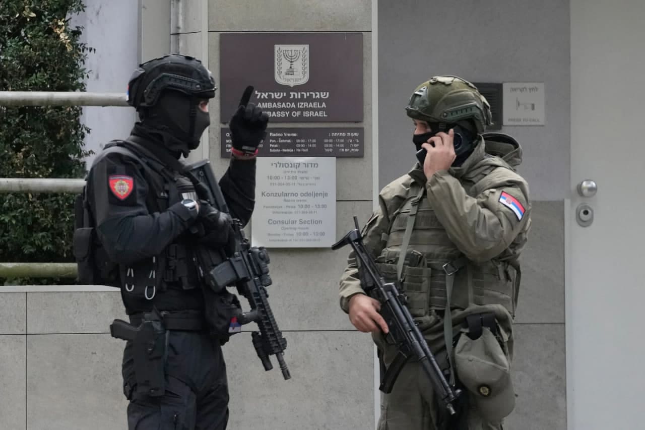 У посольства Израиля в Белграде застрелили подростка: напал на жандармов с ножами и криками «Аллаху акбар»