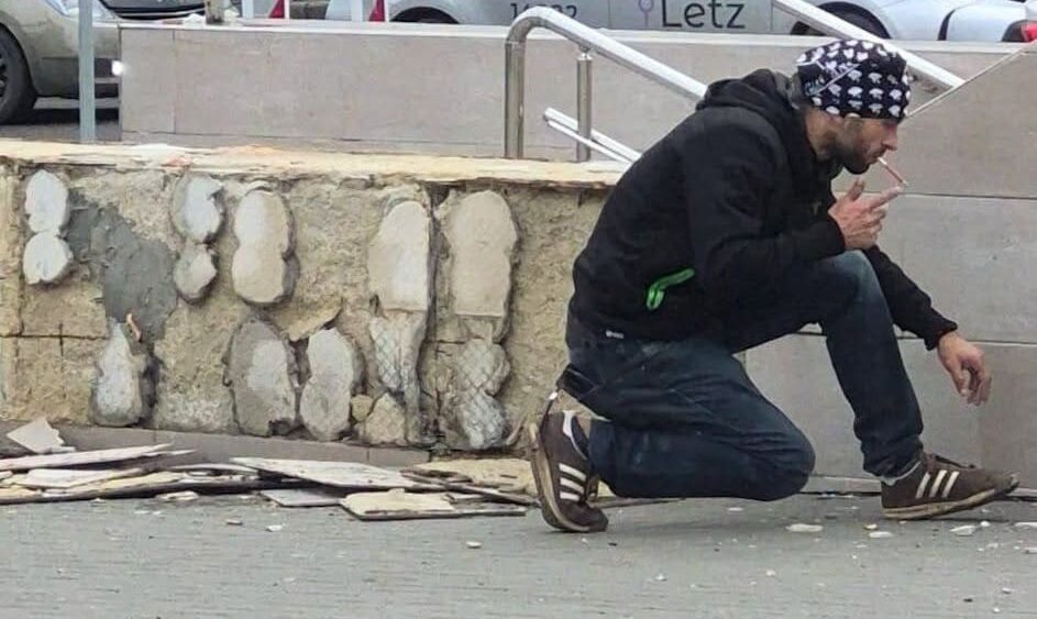 Неизвестный сорвал плитку в подземном переходе в центре Кишинева