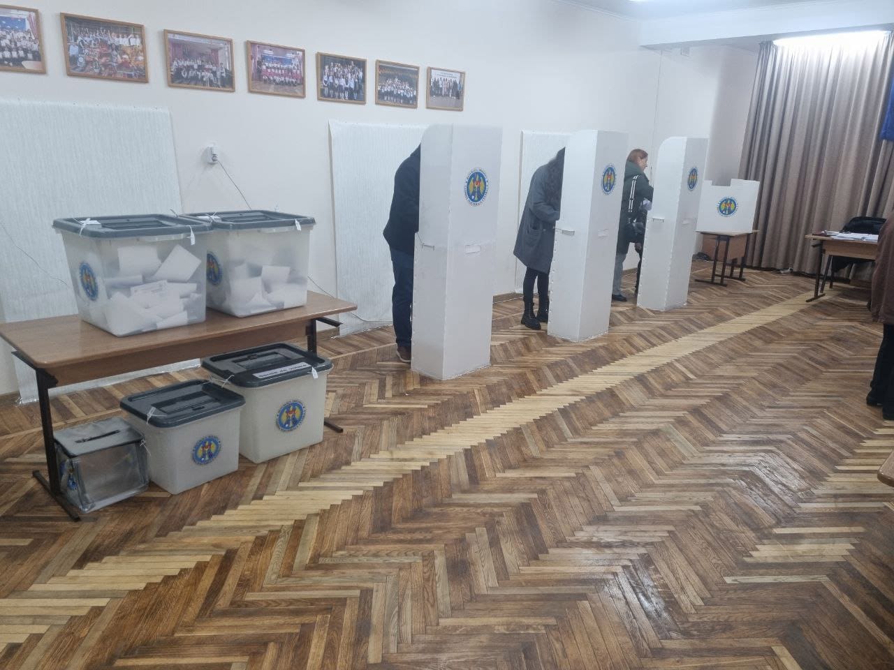 ЦИК Молдовы закупает новые кабинки для голосования за 250 тысяч леев