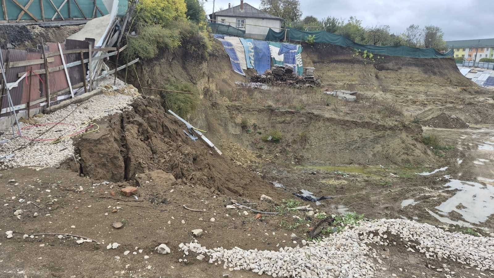 В Яловенах снова обвалился грунт у дороги. Мэрия сообщает, что временную засыпку выкопали и вывезли